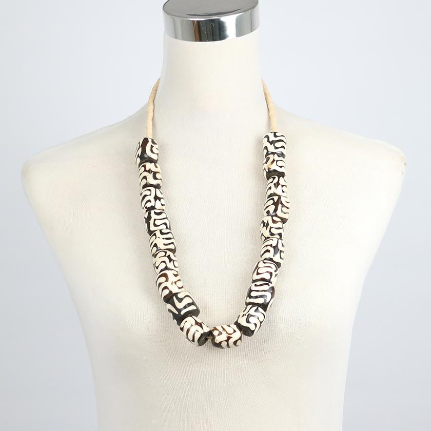 NECKLACE BONE OVAL BATIK