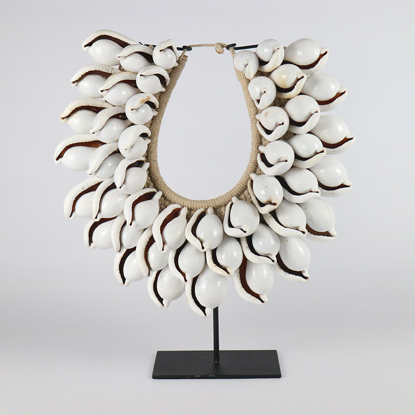 NECKLACE SHELL ON METAL STAND WHITE XLARGE