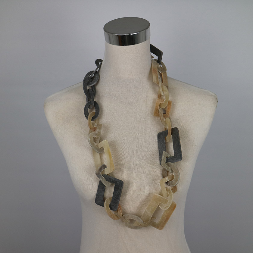 NECKLACE HORN RECTANGULAR LINK LIGHT & DARK