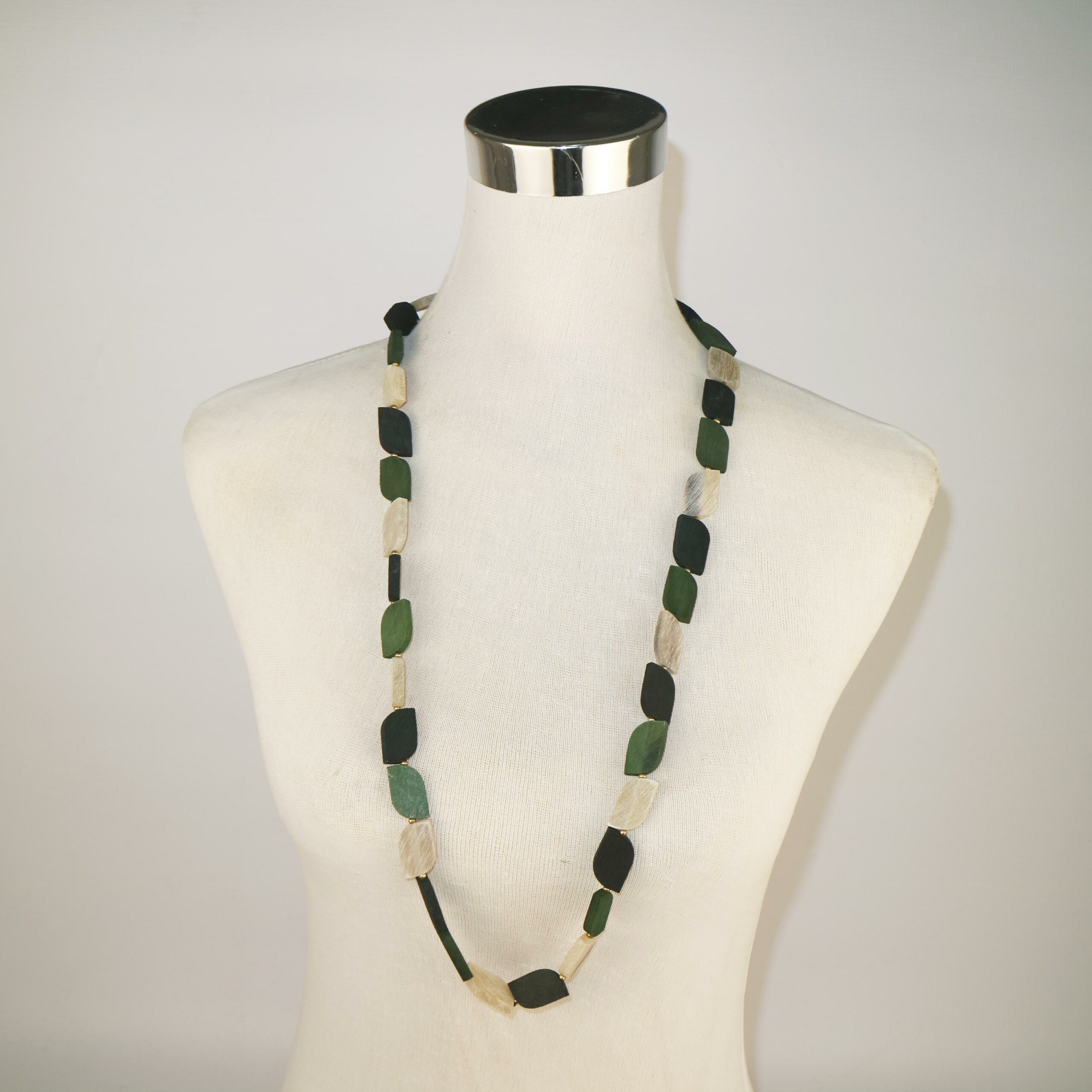 NECKLACE HORN NATURAL & KHAKI LEAVES