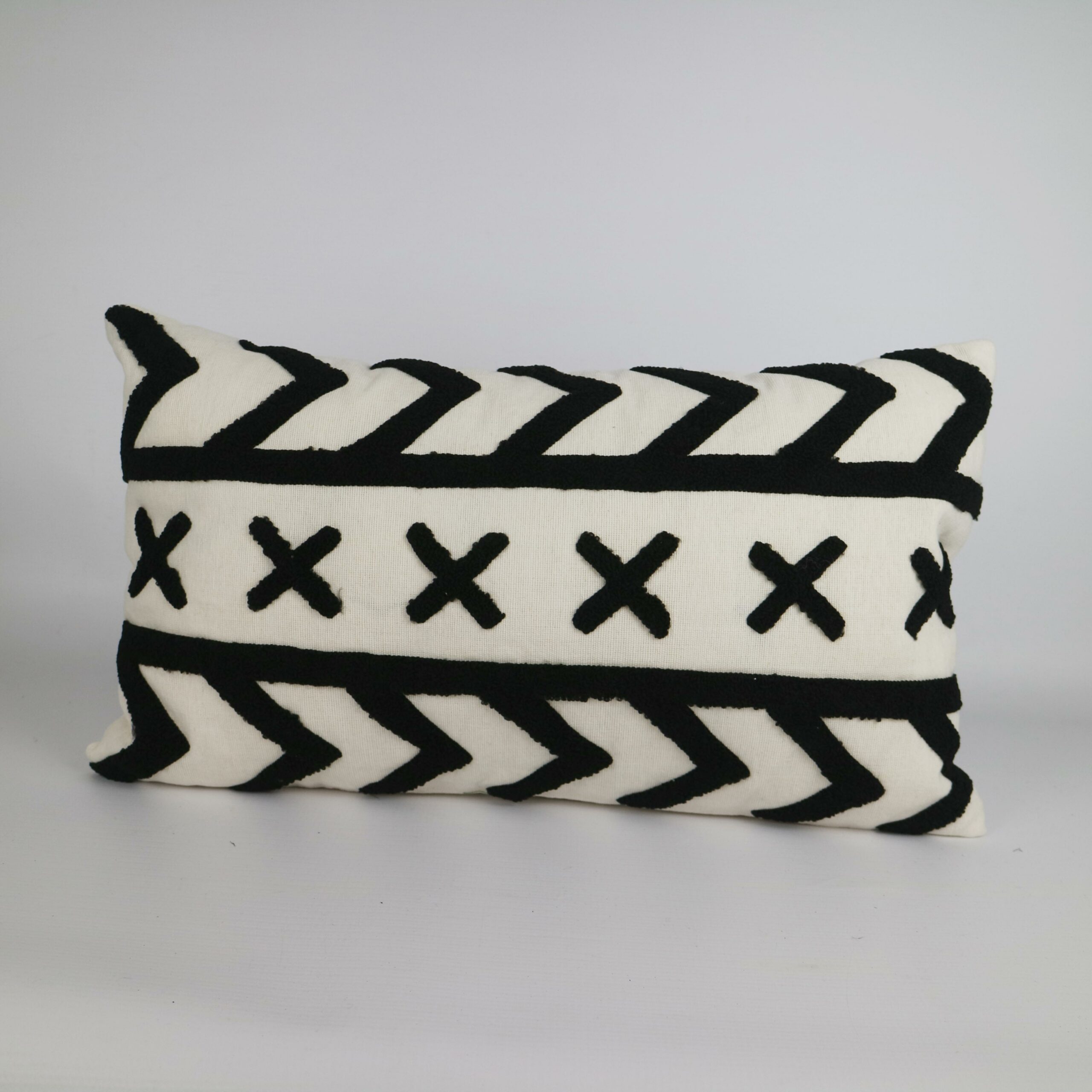CUSHION ARROW EMBROIDERED B&W SMALL WTIH INNER