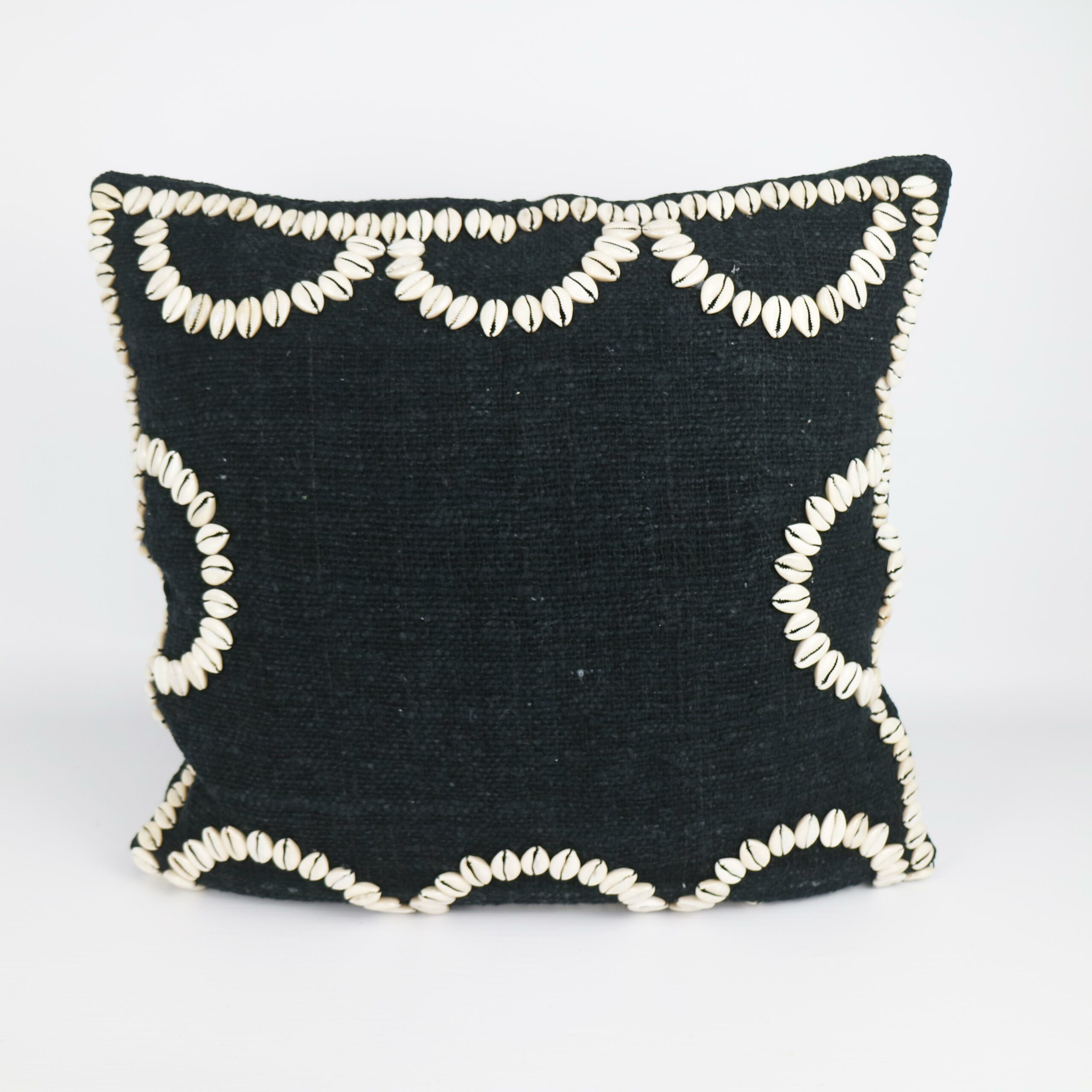 CUSHION BLACK W COWREY HALF RING W INNER