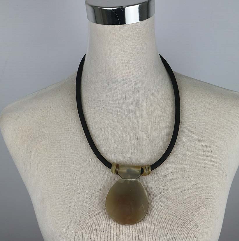 NECKLACE HORN PENDANT NATURAL