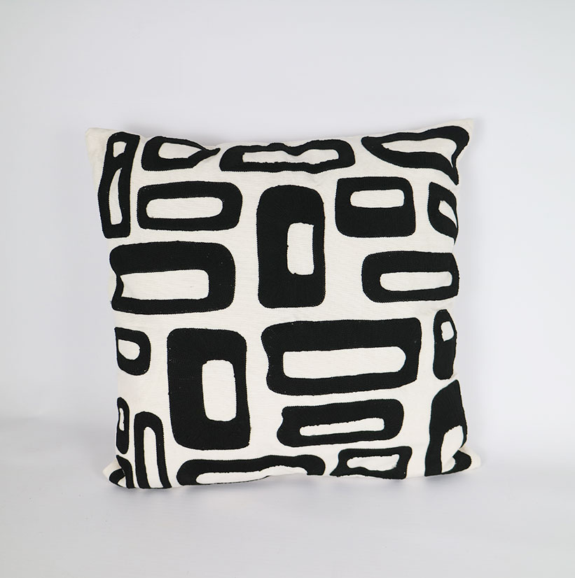 CUSHION EMBROIDERED GEOMETRIC BLACK & WHITE