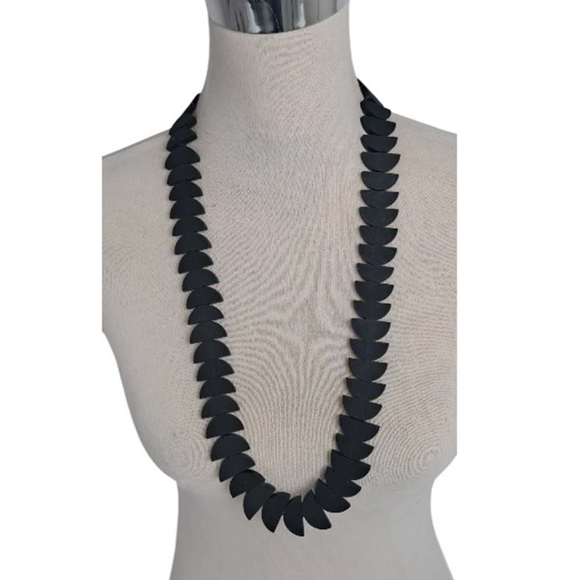 NECKLACE RESIN HALF MOON BLACK